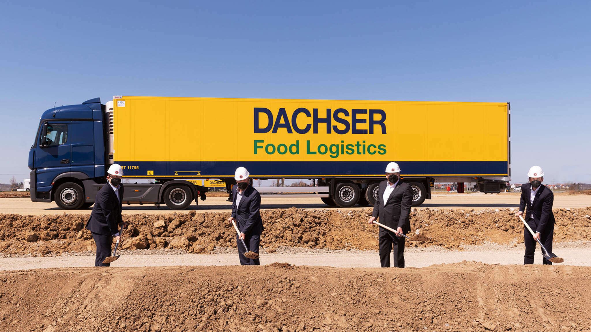Groundbreaking ceremony in Memmingen - v.l.t.r. Stefan Hohm, CDO DACHSER; Thomas Henkel, General Manager DACHSER Logistics Center Allgäu; Manfred Schilder, Mayor City of Memmingen; Alexander Tonn, COO Road Logistics Groundbreaking ceremony in Memmingen - v.l.t.r. Stefan Hohm, CDO DACHSER; Thomas Henkel, General Manager DACHSER Logistics Center Allgäu; Manfred Schilder, Mayor City of Memmingen; Alexander Tonn, COO Road Logistics