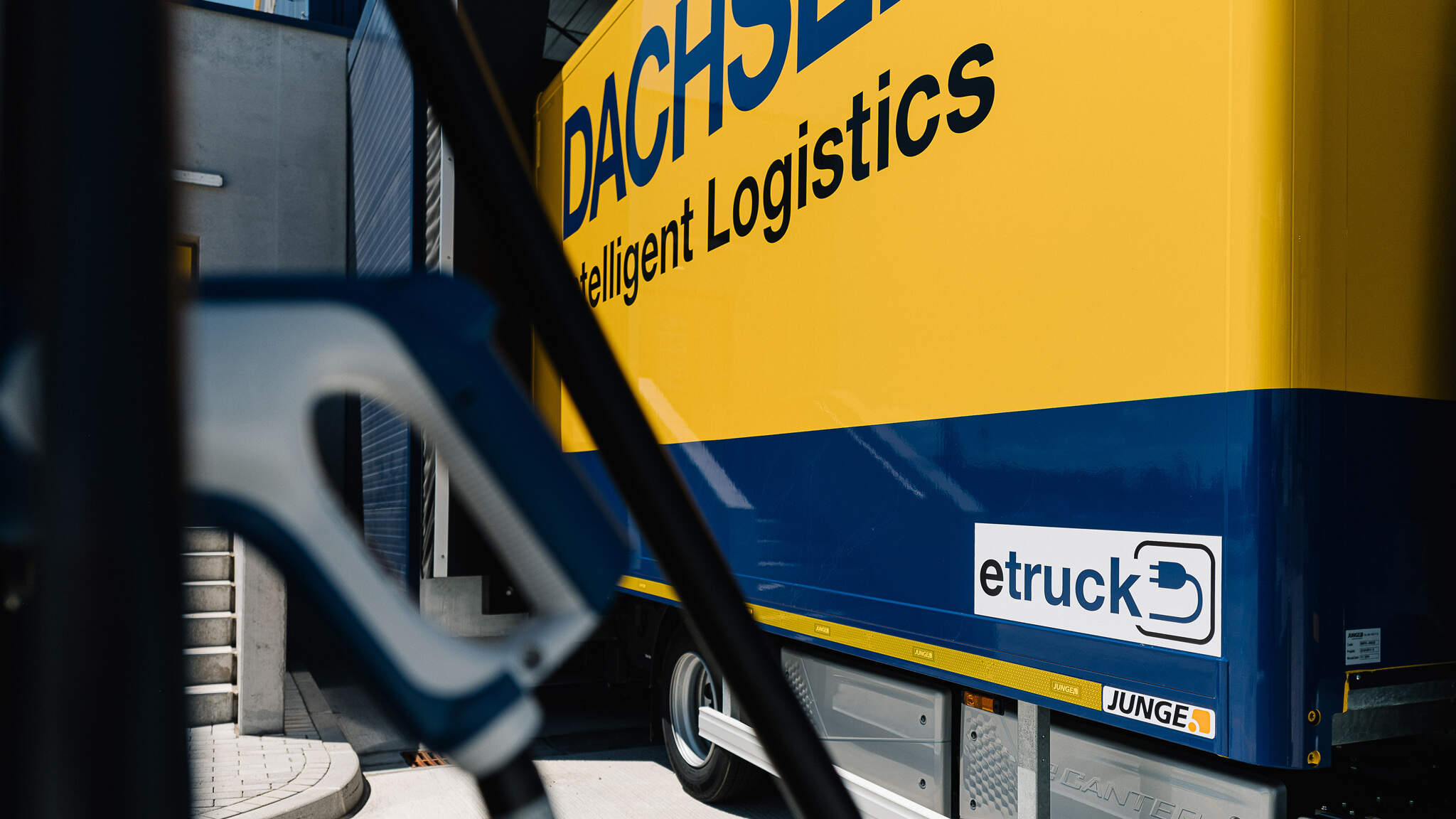 In Freiburg, DACHSER will deploy a 7.5-ton all-electric FUSO eCanter. In Freiburg, DACHSER will deploy a 7.5-ton all-electric FUSO eCanter.