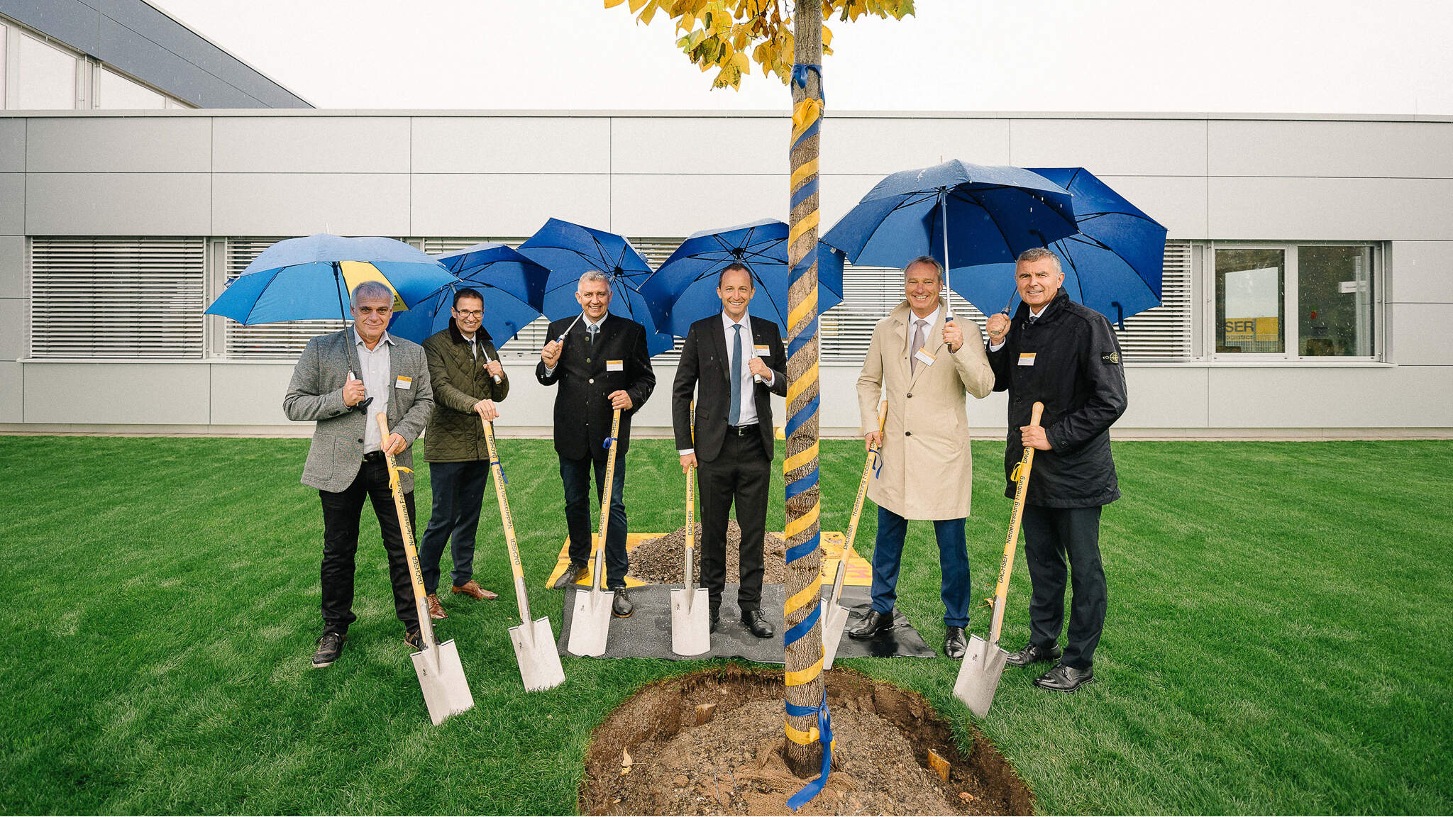 From left: Peter Kraus, Logistics Manager Ecomal Europe GmbH, Markus Riesterer, Director Gewerbepark Breisgau, Ralph Bartsch, General Contractor Unglehrt, Michael Gaudlitz General Manager Dachser Logistics Center Freiburg, Michael Schilling, COO Road Logistics Dachser and Thomas Hörmann, Head of Construction & Real Estate Dachser.