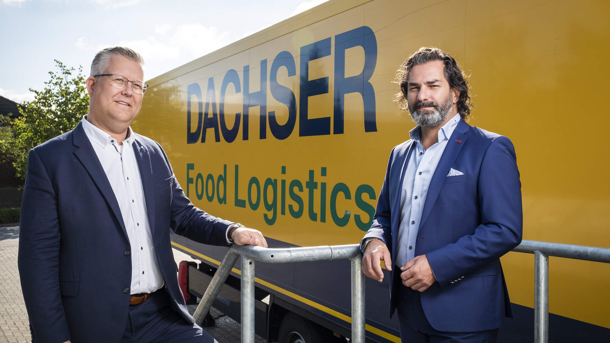 Working hand-in-hand: Oliver-Patrick Müller, Sales Manager DACHSER Food Logistics at DACHSER’s logistics center Hannover (left), and Konstantinos Kourkoutas, Head of IT & Administration at Apostel (right).