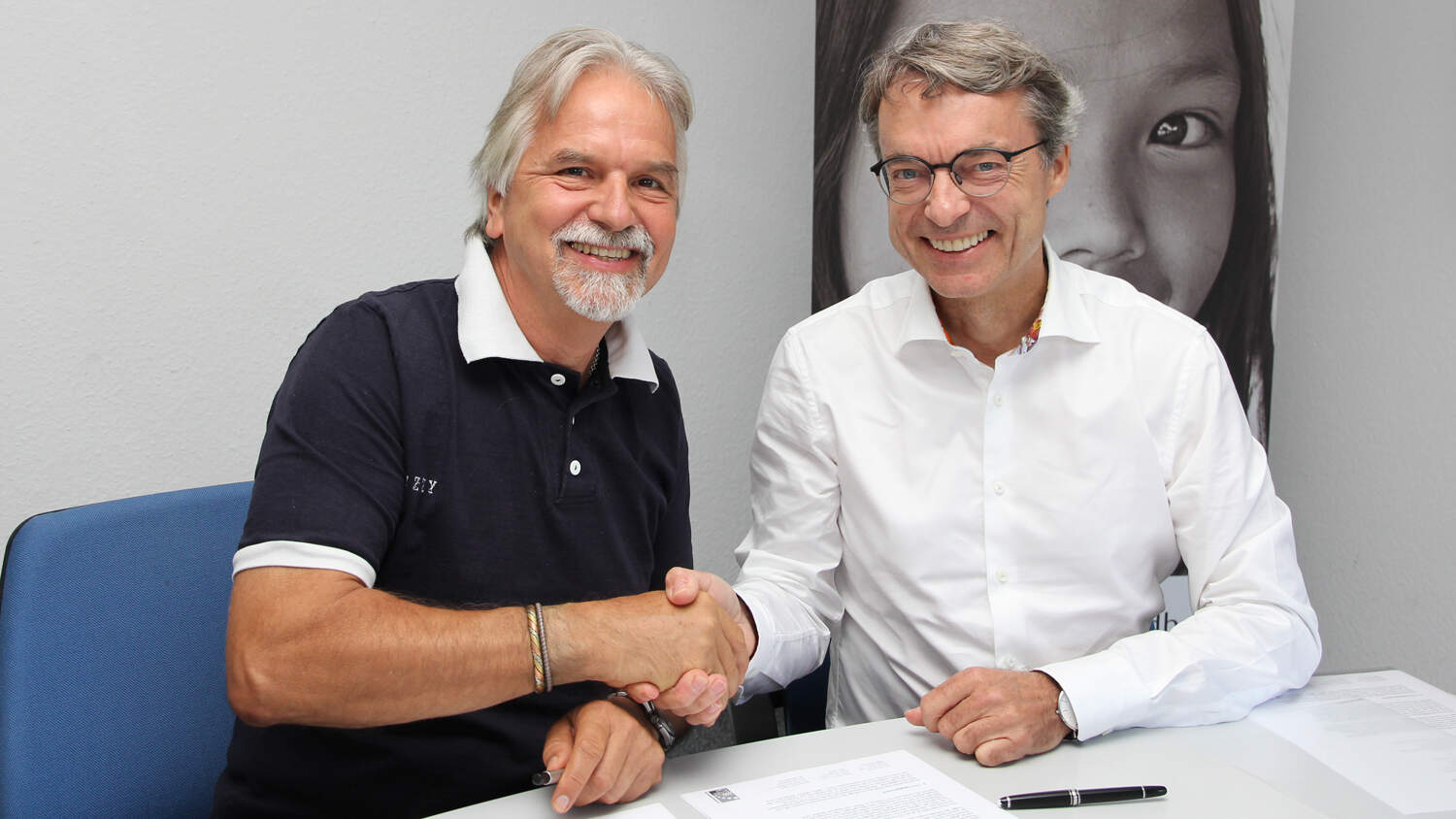 Albert Recknagel, Executive Spokesman terre des hommes (left) and Bernhard Simon, CEO DACHSER (right)