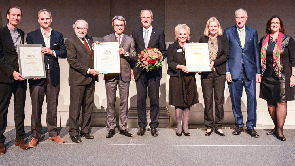 All recipients of this year's CSR Award. Bernhard Simon, CEO of DACHSER SE (fourth from the left), and Edgar Marsh, Chairman of the Presidium of terre des hommes Germany (third from the left) accepted the award.