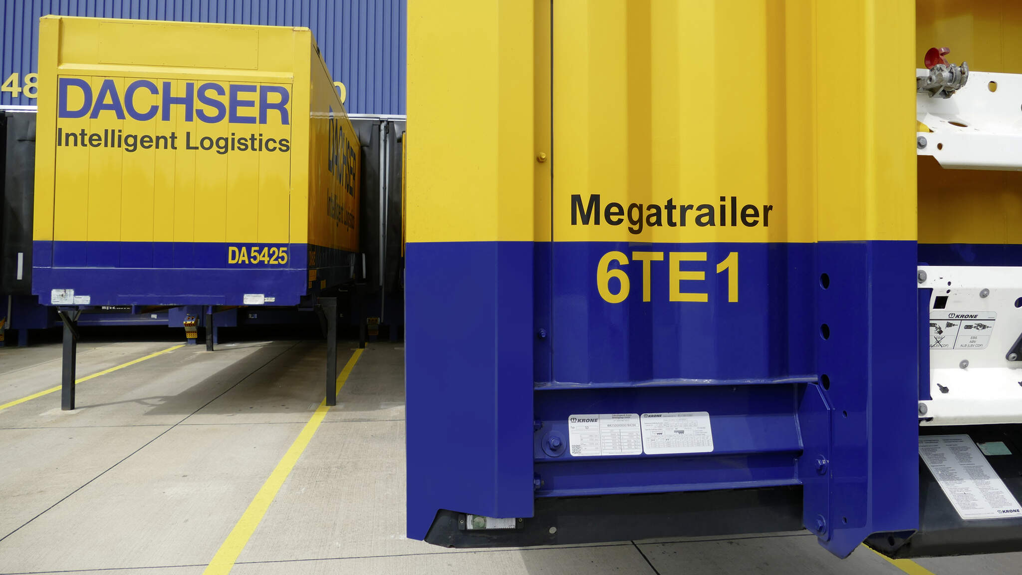 Successive conversion of semitrailers in the European Logistics business line optimizes capacity utilization and at the same time improves the climate footprint of transports