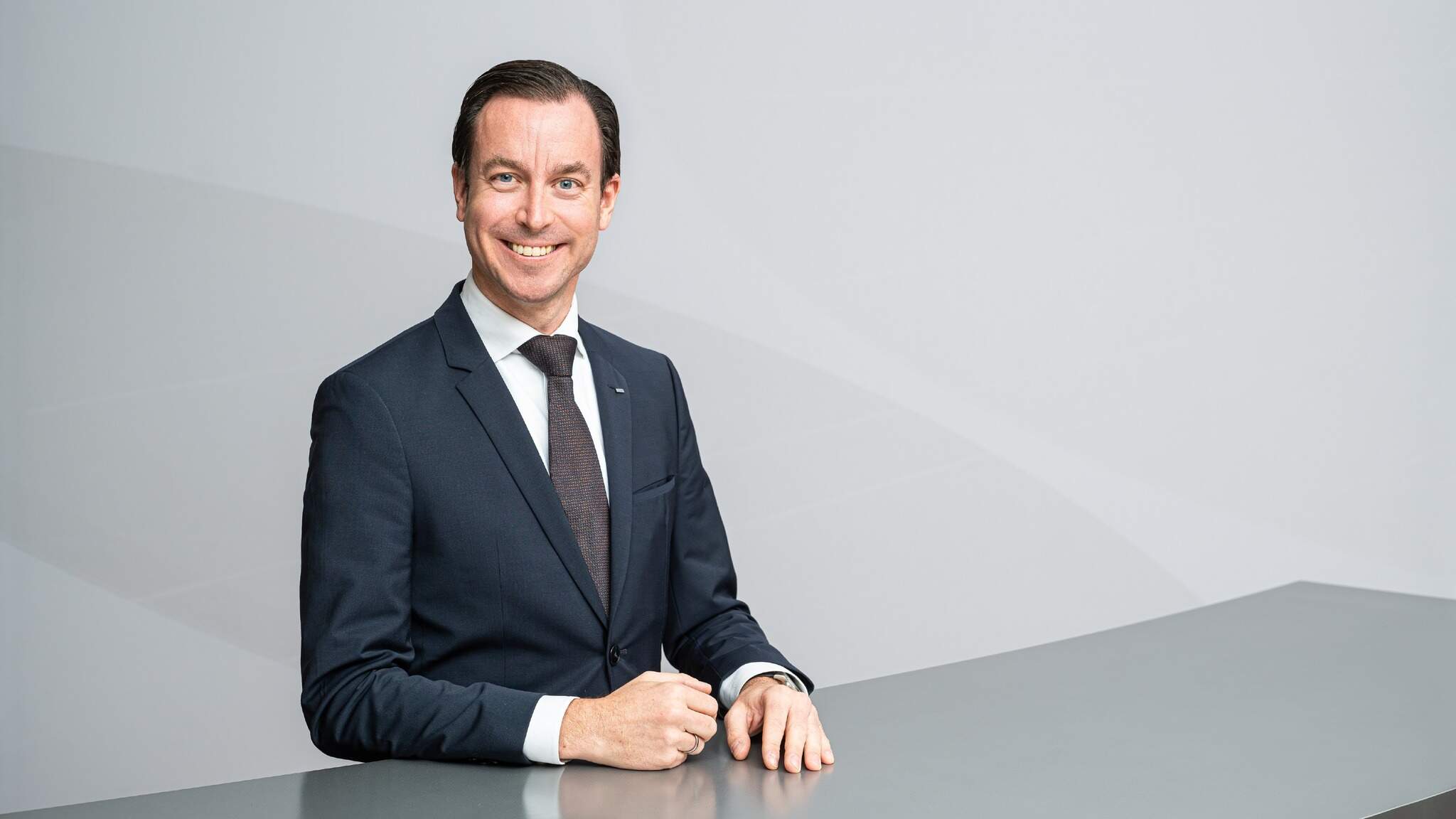 Since the turn of the year, Dr. Tobias Burger (46) has been the new Chief Operations Officer (COO) Air & Sea Logistics and a member of the Executive Board at DACHSER.