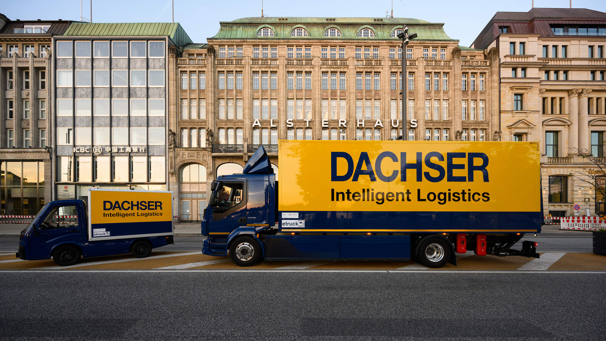 DACHSER Emission-Free Delivery uses electric vans and trucks as well as heavy-duty, electrically assisted cargo bikes to cover the “last mile” in defined downtown areas. DACHSER Emission-Free Delivery uses electric vans and trucks as well as heavy-duty, electrically assisted cargo bikes to cover the “last mile” in defined downtown areas.